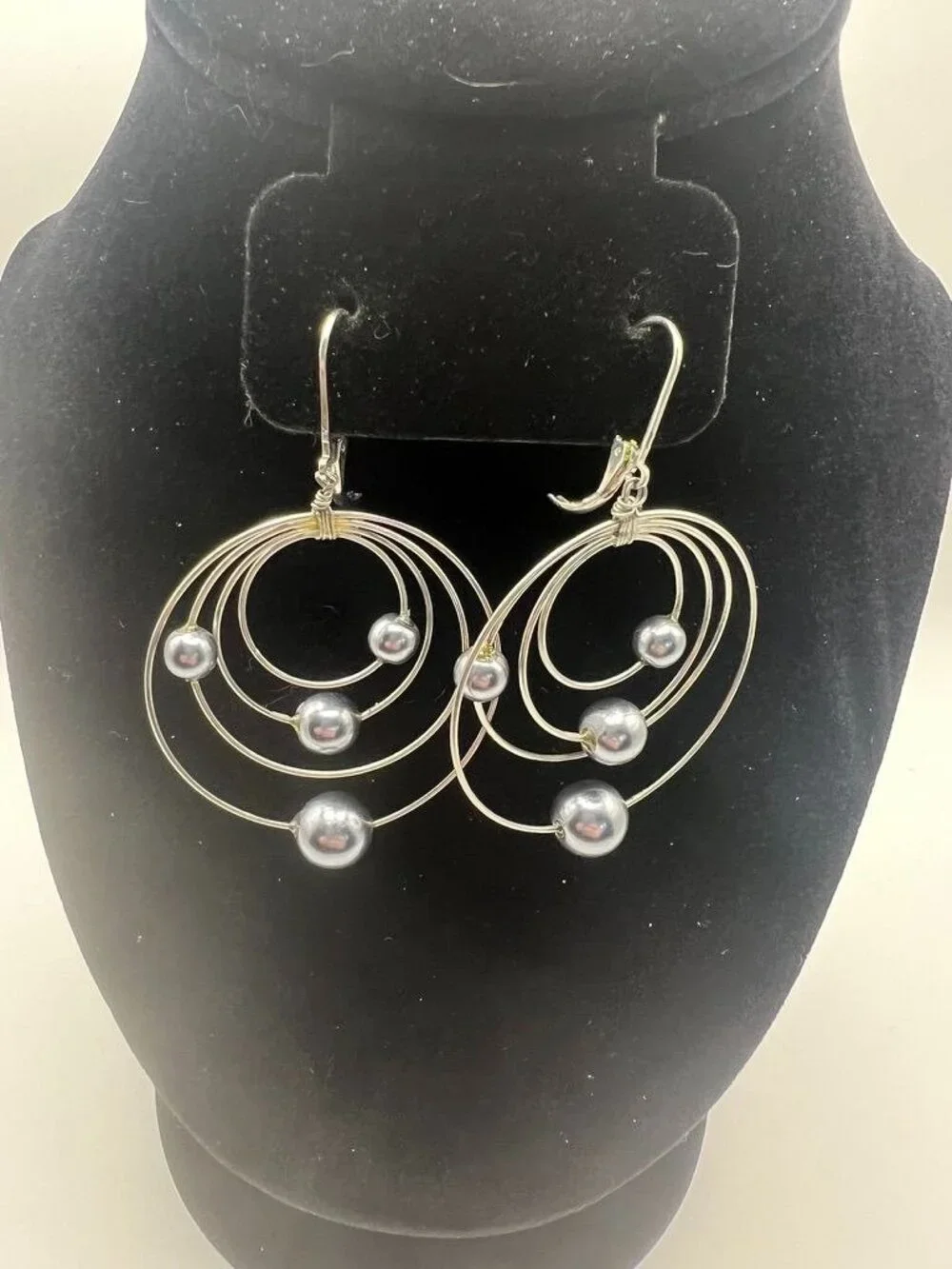 Handmade Wire Wrap Orbit Hoop Earrings Silver Tone Gray Pearl Bead Accent - Picture 1 of 5